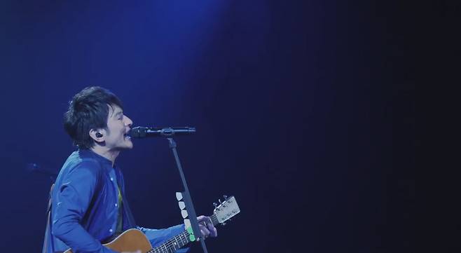 이기적인 사랑, 흔들리는 마음, 끝없는 방황. 30년이 넘도록 희망을 전하는 자. 어쩌면, 그는 이미 희망 그 자체다. [미스터 칠드런 공식 인스타그램 캡처]