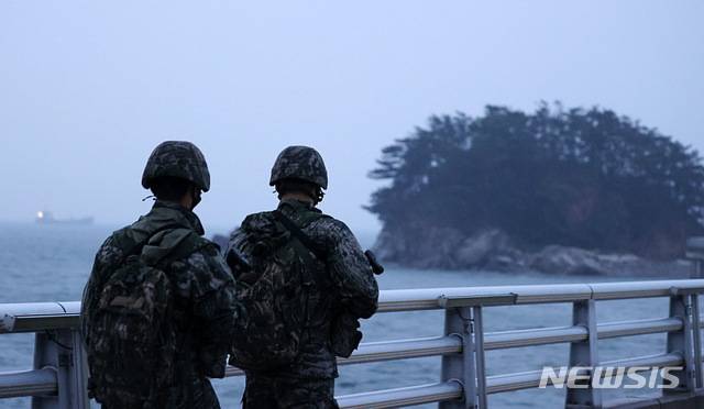 [연평도=뉴시스] 해병대원들이 24일 인천 옹진군 연평도 해안에서 순찰을 돌고 있다. 해당 사진은 기사 내용과 관련이 없습니다. (사진=뉴시스 DB). photo@newsis.com