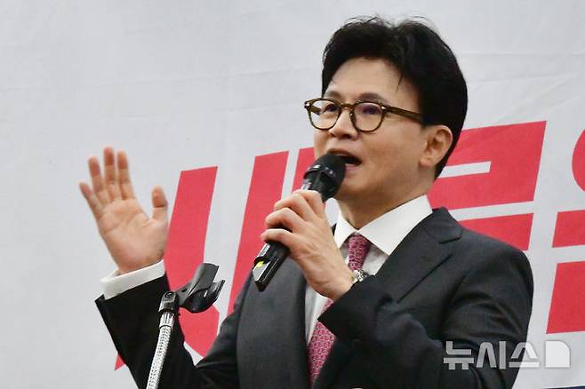 [광주=뉴시스] 이현행 기자 = 한동훈 전 국민의힘 대표가 11일 오후 광주 서구 홀리데이인호텔에서 열린 김화진 국힘 전남도당위원장 취임식에 참석해 축사하고 있다. 2025.08.11. lhh@newsis.com