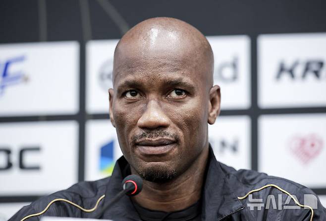 [서울=뉴시스] 정병혁 기자 = 13일 서울 마포구 서울월드컵경기장에서 열린 2025 넥슨 아이콘매치 이벤트매치에 앞서 열린 기자회견에서 FC 스피어 주장 디디에 드로그바가 질문을 듣고 있다. 2025.09.13. jhope@newsis.com