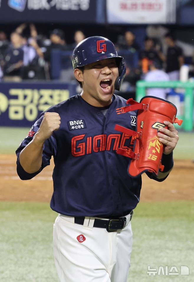 [서울=뉴시스] 배훈식 기자 = 2일 오후 서울 송파구 잠실야구장에서 열린 2025 신한 쏠뱅크 KBO리그 LG 트윈스와 롯데 자이언츠의 경기, 9회초 1사 만루 상황에서 추격의 2타점 적시타를 때려낸 롯데 대타 김민성이 포효하며 덕아웃으로 향하고 있다. 2025.09.02. dahora83@newsis.com