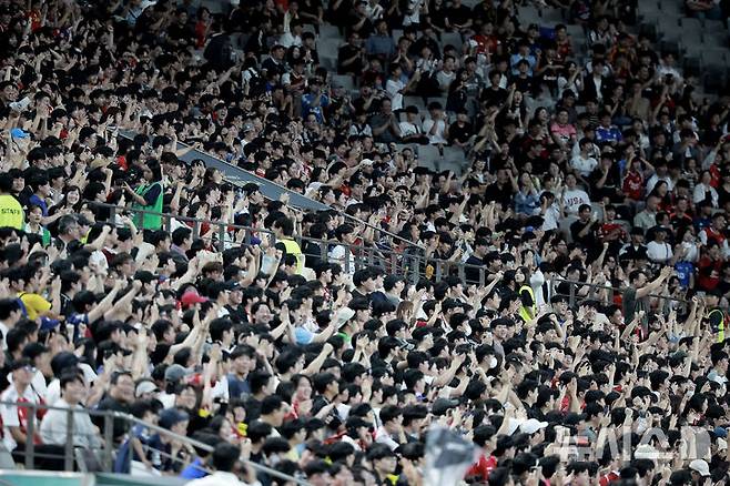 [서울=뉴시스] 정병혁 기자 = 13일 서울 마포구 서울월드컵경기장에서 열린 2025 넥슨 아이콘매치 이벤트매치에서 관중들이 응원을 하고 있다. 2025.09.13. jhope@newsis.com