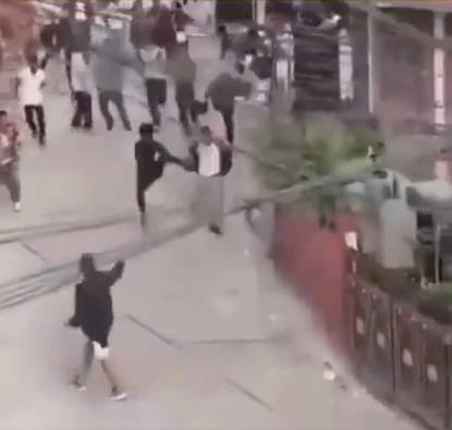 시위대로부터 폭행 당하는 네팔 재무부 장관 [액스(X) 캡쳐]