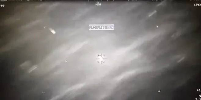 지난해 10월 예멘 해안에서 미국 MQ-9 드론이 헬파이어 미사일(왼쪽)을 미확인비행물체(가운데)에 발사하는 모습. 에릭 버리슨 미국 하원의원 엑스@RepEricBurlison 캡처