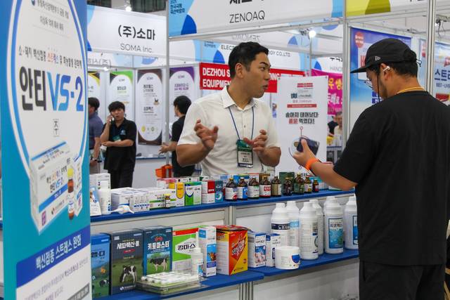 11일 ‘2025 한국국제축산박람회’에서 동물약품업체 ‘삼양애니팜’ 관계자가 한우농가에 동물약품을 설명하고 있다.