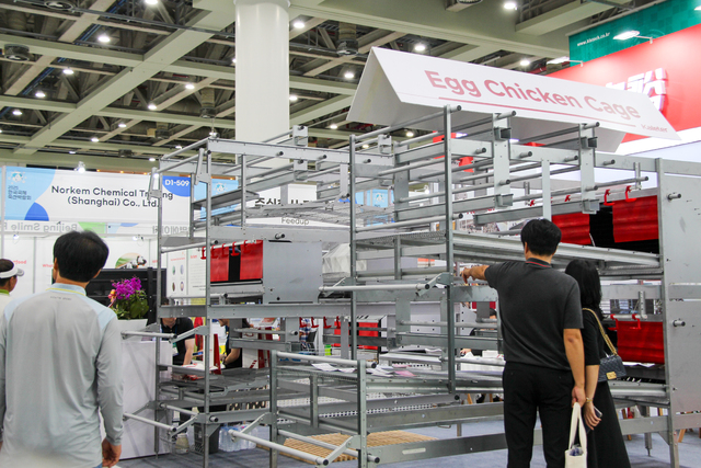 11일 ‘2025 한국국제축산박람회’에서 산란계농가들이 사육시설(케이지)을 둘러보고 있다.