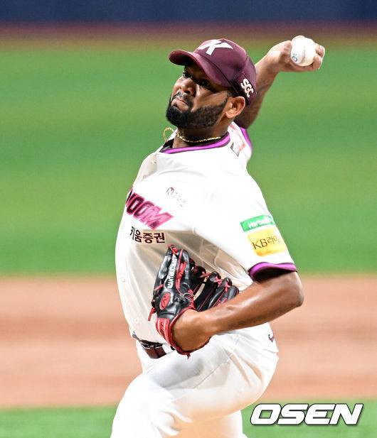 [OSEN=잠실, 이대선 기자] 9일 오후 서울 고척스카이돔에서 2025 신한 SOL Bank KBO리그 키움 히어로즈와 LG 트윈스의 경기가 열렸다.키움은 알칸타라, LG는 톨허스트를 선발 투수로 내세웠다.1회초 무사에서 키움 선발투수 알칸타라가 역투하고 있다. 2025.09.09 /sunday@osen.co.kr