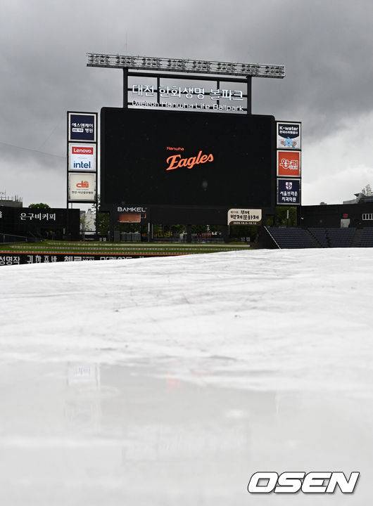 [OSEN=대전, 이대선 기자] 12일 오후 대전 한화생명볼파크에서 2025 신한 SOL Bank KBO리그 한화 이글스와 키움 히어로즈의 경기가 열렸다.한화는 폰세, 키움은 하영민을 선발 투수로 내세웠다.비가 내리는 경기장에 방수포가 덮여 있다. 2025.09.12 /sunday@osen.co.kr