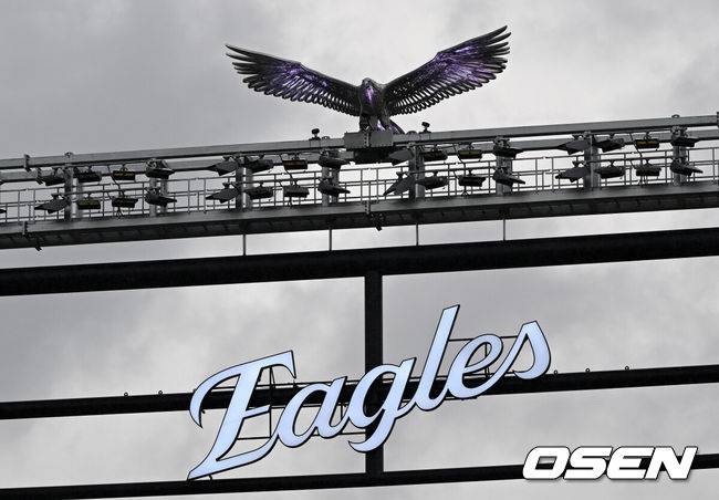 [OSEN=대전, 이대선 기자] 12일 대전 한화생명볼파크에서 열릴 예정이던 2025 신한 SOL Bank KBO리그 한화 이글스와 키움 히어로즈의 경기가 우천으로 취소됐다.취소된 이 경기는 15일 예비일 경기로 편성됐다.그라운드에 비가 내리고 있다. 2025.09.12 /sunday@osen.co.kr