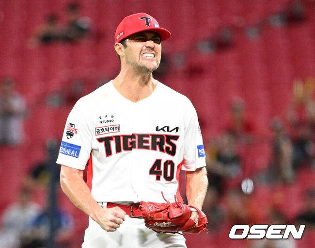 [OSEN=광주, 이대선 기자] 10일 오후 광주-기아 챔피언스필드에서 2025 신한 SOL Bank KBO리그 KIA 타이거즈와 삼성 라이온즈의 경기가 열렸다.KIA는 네일, 삼성은 가라비토를 선발 투수로 내세웠다.5회초 2사 만루에서 KIA 네일이 삼성 강민호를 땅볼로 처리하고 환호하고 있다. 2025.09.10 /sunday@osen.co.kr