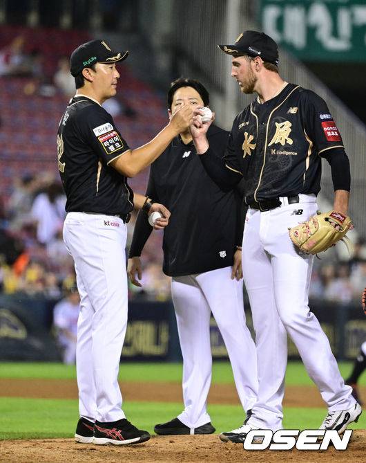 [OSEN=잠실, 조은정 기자]11일 오후 서울 잠실구장에서 ‘2025 신한 SOL Bank KBO리그’ LG 트윈스와 KT 위즈의 경기가 열렸다.홈팀 LG는 치리노스, 방문팀 KT는 헤이수스를 선발로 내세웠다.9회말 2사 KT 패트릭이 교체되고 있다. 2025.09.11 /cej@osen.co.kr