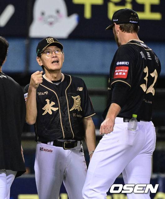 [OSEN=잠실, 조은정 기자]KT가 1위 LG의 80승 선착을 저지하고 4위 자리를 지켰다.&nbsp;프로야구 KT 위즈는 11일 서울 잠실구장에서 열린 2025 신한 SOL뱅크 KBO리그 LG 트윈스와의 시즌 13차전에서 6-4 역전승을 거뒀다.&nbsp;KT 이강철 감독이 패트릭과 승리를 기뻐하고 있다. 2025.09.11 /cej@osen.co.kr