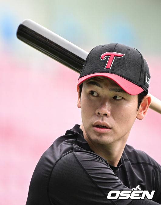 [OSEN=잠실, 조은정 기자]12일 오후 서울 잠실구장에서 ‘2025 신한 SOL Bank KBO리그’ LG 트윈스와 NC 다이노스의 경기가 열린다.홈팀 LG는 송승기가, 방문팀 NC는 라일리를 선발로 내세웠다.LG 홍창기가 훈련을 하고 있다. 2025.09.12 /cej@osen.co.kr