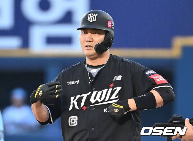 [OSEN=창원, 이석우 기자] 24일 창원NC파크에서 2025 신한 SOL 뱅크 KBO 리그 NC 다이노스와 KT 위즈의 경기가 열렸다. 홈팀 NC는 목지훈이, 방문팀 KT는 배제성이 선발 출전했다. KT 위즈 장성우가 1회초 1사 1,2루 중견수 앞 1타점 안타를 치고 진루하고 있다. 2025.07.24 / foto0307@osen.co.kr