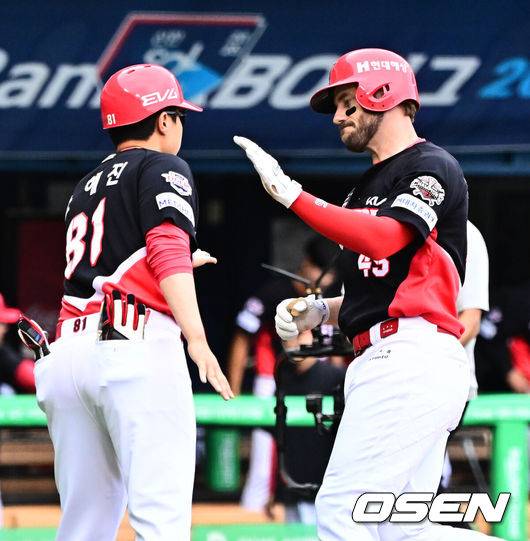 [OSEN=잠실, 지형준 기자] 13일 오후 서울 잠실구장에서 ‘2025 신한 SOL Bank KBO리그’ LG 트윈스와 KIA 타이거즈의 경기가 열렸다.LG는 임찬규, KIA는 이의리가 선발로 나섰다.2회초 1사에서 KIA 위즈덤이 선제 좌월 솔로포를 날리고 윤해진 코치와 기뻐하고 있다. 2025.09.13 /jpnews@osen.co.kr