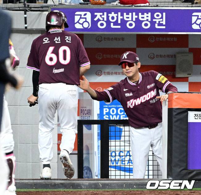 [OSEN=대전, 이대선 기자] 13일 오후 대전 한화생명볼파크에서 2025 신한 SOL Bank KBO리그 한화 이글스와 키움 히어로즈의 경기가 열렸다.한화는 폰세, 키움은 하영민을 선발 투수로 내세웠다.7회초 무사 2,3루에서 키움 송성문의 적시타 때 홈을 밟은 오선진이 더그아웃에서 설종진 감독대행과 하이파이브를 하고 있다. 2025.09.13 /sunday@osen.co.kr