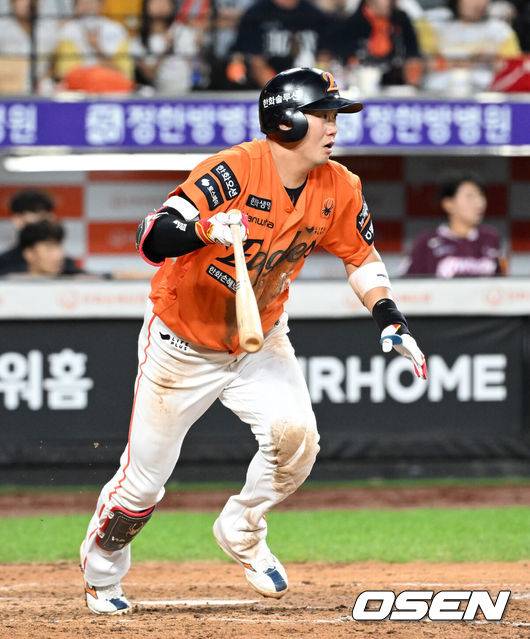 [OSEN=대전, 이대선 기자] 13일 오후 대전 한화생명볼파크에서 2025 신한 SOL Bank KBO리그 한화 이글스와 키움 히어로즈의 경기가 열렸다.한화는 폰세, 키움은 하영민을 선발 투수로 내세웠다.5회말 2사 1,3루에서 한화 하주석이 우중간 적시 2루타를 치고 있다. 2025.09.13 /sunday@osen.co.kr