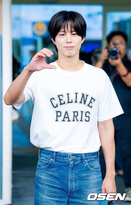 [OSEN=인천공항, 민경훈 기자] 배우 박보검이 12일 인천국제공항을 통해 말레이시아 쿠알라룸푸르로 출국했다.박보검은 단독 팬미팅 'PARK BO GUM 2025 FAN MEETING TOUR [BE WITH YOU]' 9월 13일 쿠알라룸푸르, 9월 17일 몬테레이, 9월 19일 멕시코시티, 9월 21일 상파울루, 9월 24일 산티아고를 방문해 투어를 이어간다.박보검이 출국장으로 향하고 있다. 2025.09.12 / rumi@osen.co.kr