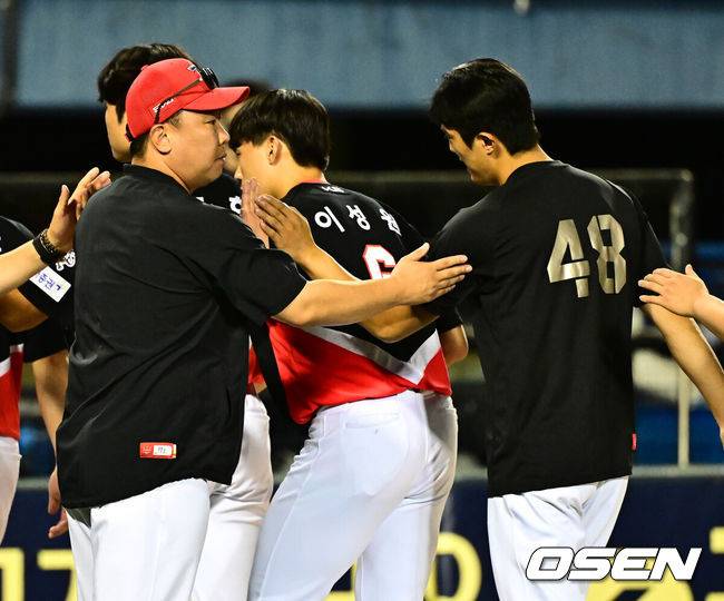 [OSEN=잠실, 지형준 기자] 프로야구&nbsp;KIA 타이거즈가 LG 트윈스에 승리하며 2연승을 이어갔다.&nbsp;KIA는 13일 서울 잠실구장에서 열린 2025 KBO리그&nbsp;LG와 경기에서 6-3으로&nbsp;승리했다.&nbsp;KIA 선발 이의리는 6이닝 3피안타 1피홈런 5볼넷 3탈삼진 2실점으로 시즌 첫 승을 기록했다. 위즈덤이 선제 솔로포, 최형우가 역전 결승 홈런을 터뜨렸다. 박찬호는 4안타 맹타를 기록했다.&nbsp;경기를 마치고 KIA 이범호 감독이 이의리와 승리 하이파이브를 하고 있다. 2025.09.13 /jpnews@osen.co.kr