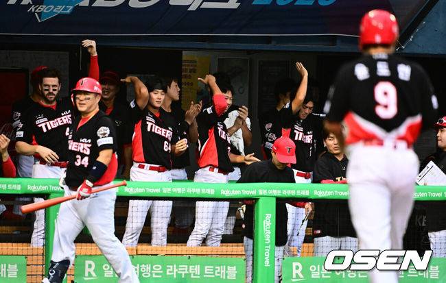 [OSEN=잠실, 지형준 기자] 13일 오후 서울 잠실구장에서 ‘2025 신한 SOL Bank KBO리그’ LG 트윈스와 KIA 타이거즈의 경기가 열렸다.LG는 임찬규, KIA는 이의리가 선발로 나섰다.5회초 2사 1루에서 KIA 윤도현이 박찬호의 좌중간 안타에 홈에서 동점 득점에 성공하자 더그아웃의 동료선수들이 기뻐하고 있다. 2025.09.13 /jpnews@osen.co.kr