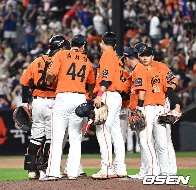 [OSEN=대전, 이대선 기자] 프로야구 한화 이글스가 키움 히어로즈 상대로 12연승을 질주했다. 에이스 코디 폰세가 개막 17연승을 거두며&nbsp;무패 행진을 이어갔고, 루이스 리베라토가 만루 홈런을 폭발했다.&nbsp;한화는 13일 대전 한화생명볼파크에서 열린 2025 신한 SOL Bank KBO리그 키움과의 홈경기를 10-5로 이겼다.&nbsp;경기 종료 후 한화 선수들이 승리의 기쁨을 나누고 있다. 2025.09.13 /sunday@osen.co.kr