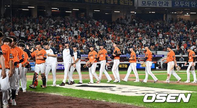 [OSEN=대전, 이대선 기자] 프로야구 한화 이글스가 키움 히어로즈 상대로 12연승을 질주했다. 에이스 코디 폰세가 개막 17연승을 거두며 무패 행진을 이어갔고, 루이스 리베라토가 만루 홈런을 폭발했다. 한화는 13일 대전 한화생명볼파크에서 열린 2025 신한 SOL Bank KBO리그 키움과의 홈경기를 10-5로 이겼다. 경기 종료 후 한화 선수들이 승리의 기쁨을 나누고 있다. 2025.09.13 /sunday@osen.co.kr