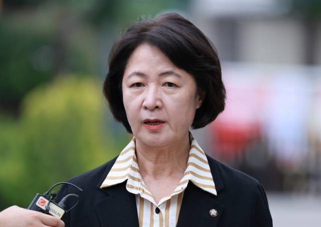 ▲국회 탄핵소추위원장인 추미애 법제사법위원장이 9일 서울 종로구 헌법재판소 대심판정에서 열린 조지호 경찰청장 탄핵심판 사건 첫 변론기일에 출석하며 입장을 밝히고 있다. ⓒ연합뉴스