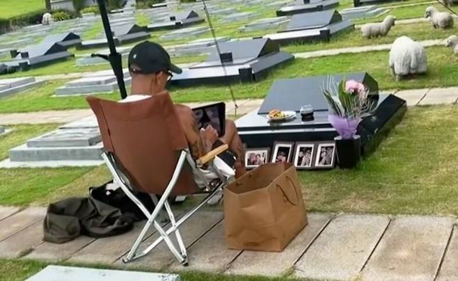 구준엽이 지난 2월 세상을 떠난 아내 서희원의 묘를 찾은 모습. 웨이보 갈무리