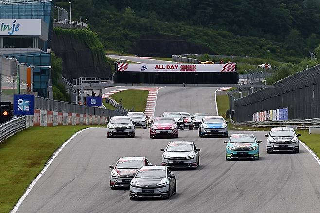 프리우스 PHEV 클래스 스타트 장면. 사진: 김학수 기자