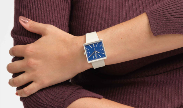 스와치가 출시한 한정판 시계. 트럼프가 스위스에 부과한 39% 고율관세를 지적하듯 숫자판의 3과 9의 위치가 바뀌어 있다. 스와치 홈페이지 캡처