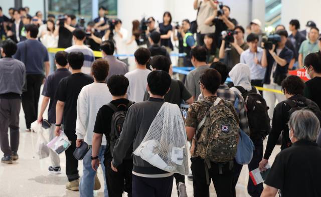 미국 이민당국에 의해 조지아주에 구금됐다 풀려난 한국인과 외국인 근로자들이 12일 오후 인천국제공항 제2여객터미널로 귀국하고 있다. 한국인 총 316명과 외국 국적자 14명은 지난 4일 조지아주 엘러벨의 현대차그룹-LG에너지솔루션 배터리 합작공장 건설 현장에서 체포·구금된 지 8일 만에 귀국했다. 영종도=권욱 기자