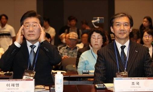 2024년 8월 21일 이재명 당시 더불어민주당 대표(왼쪽)와 조국 조국혁신당 대표가 서울 중구 프레스센터 국제회의장에서 열린 김대중 전 대통령 탄생 100주년 기념 ‘격랑의 한반도, 대한민국의 길을 묻다’ 포럼에 참석했다. 뉴스1