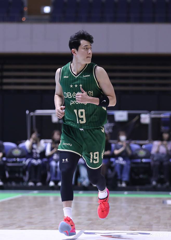 원주 DB 최성원이 13일 일본&nbsp;홋카이도종합체육센터에서 열린 2025 레반가 컵 첫 경기 알티리 지바전 도중 공격 코트로 넘어가고 있다. 최성원이 3쿼터 좋은 활약을 펼친 덕분에 DB는 시소게임을 되찾았다. 사진제공&nbsp;｜점프볼