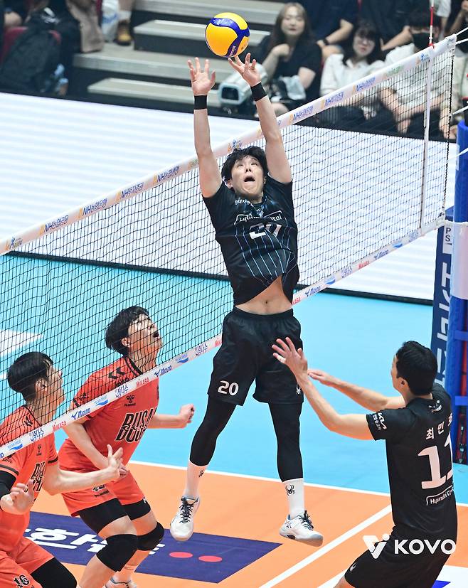 남자배구 현대캐피탈과 OK저축은행이 13일 전남 여수 진남체육관에서 KOVO 컵대회 개막전을 벌이고 있다. KOVO 제공