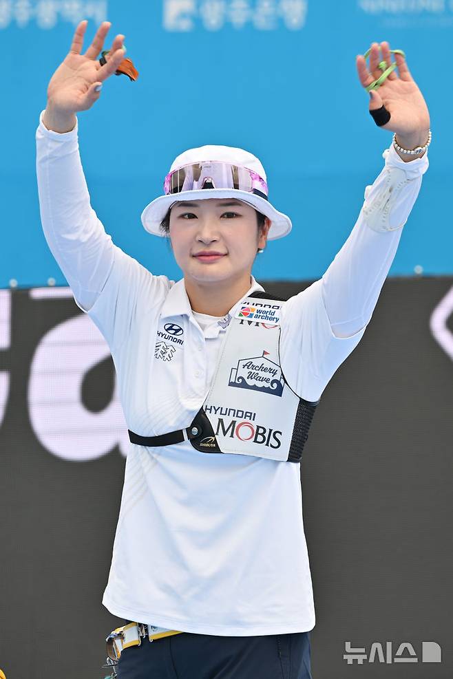 한국 양궁 여자 리커브 국가대표팀 강채영이 12일 광주 5·18 민주광장에서 열린 '광주 2025 현대 세계선수권대회' 여자 개인전 16강에서 활을 쏘고 있다. /사진=뉴시스 제공