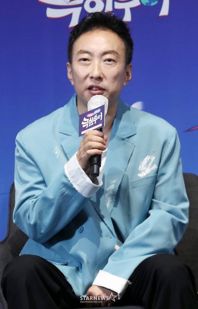 개그맨 박명수가 20일 오후 서울 영등포구 신도림 라마다호텔에서 열린 JTBC '극한투어' 제작발표회에 참석해 인사말을 하고 있다.   JTBC 신규 예능 '극한투어'는 같은 여행지에서 '극악'과 '극락'을 오가며 정반대의 재미를 선보이는 프로그램으로 오는 22일 첫 방송된다. 2024.09.20 /사진=임성균