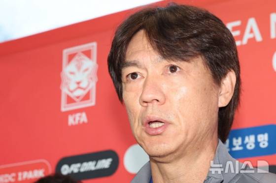 홍명보 한국 축구 국가대표팀 감독이 지난 1일 오전 인천국제공항 제2터미널에서 취재진의 질문에 답하고 있다. /사진=뉴시스