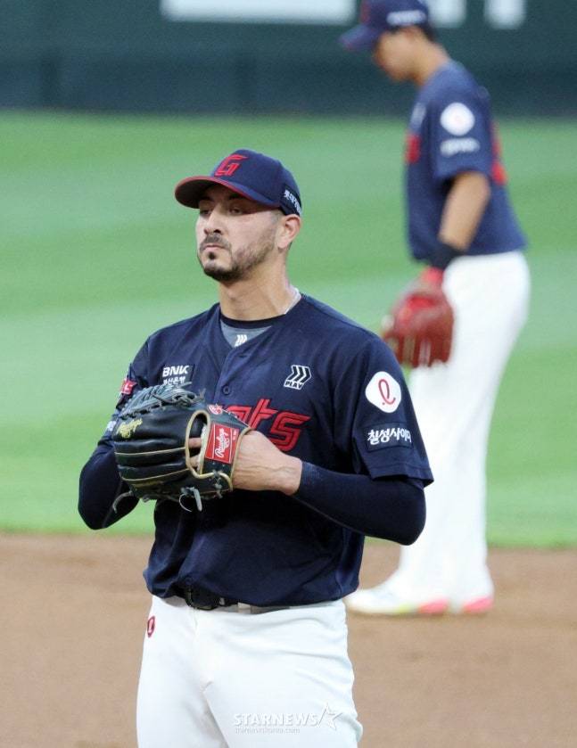 롯데 빈스 벨라스케즈가 5일 인천 SSG전 실점한 뒤 아쉬움 가득한 표정을 짓고 있다. /사진=강영조 선임기자