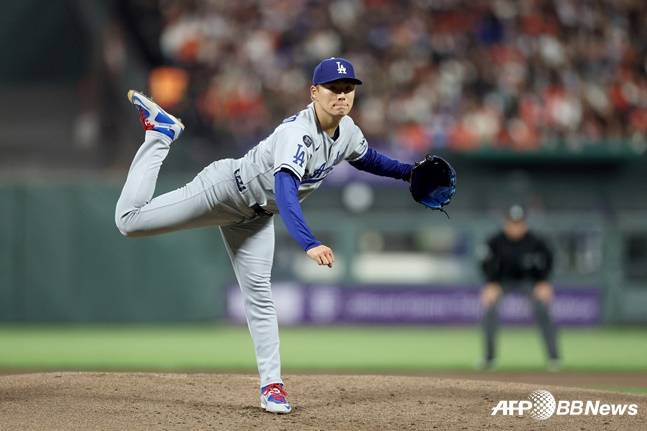 다저스 야마모토가 샌프란시스코전 역투를 펼치고 있다. /AFPBBNews=뉴스1
