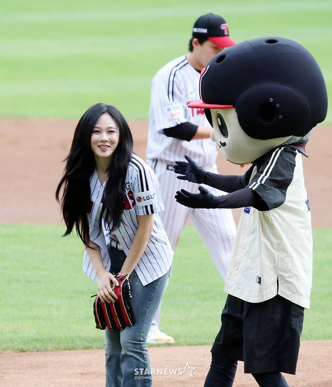 [한번에쓱]'시구하다 보크 범한' 가수 비비