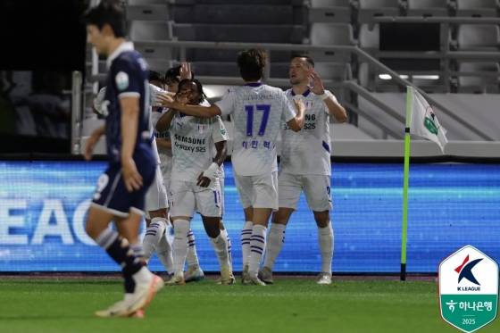 13일 오후 7시 목동운동장에서 열린 하나은행 K리그2 2025 29라운드에서 수원 삼성이 선제골을 넣은 뒤 세리머니하고 있다. /사진=한국프로축구연맹 제공
