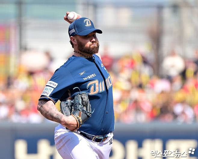 22일 오후 광주기아챔피언스필드에서 열린 '2025 신한 SOL Bank KBO리그' NC 다이노스와 KIA 타이거즈의 개막전 경기, 1회말 NC 선발투수 로건이 공을 힘차게 던지고 있다. 엑스포츠뉴스 DB