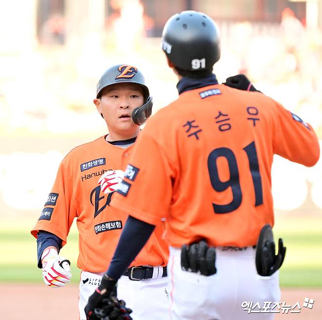 한화 이글스 김태연이 13일 대전 한화생명볼파크에서 열린 2025 신한 SOL Bank KBO리그 키움 히어로즈와의 팀 간 14차전에서 5회말 얼굴에 사구를 맞고 교체, 인근 병원으로 이동했다. 엑스포츠뉴스DB