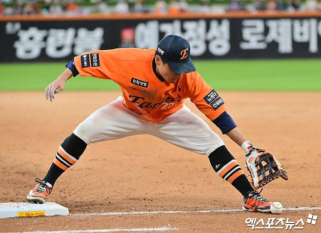 한화 이글스 김태연이 13일 대전 한화생명볼파크에서 열린 2025 신한 SOL Bank KBO리그 키움 히어로즈와의 팀 간 14차전에서 5회말 얼굴에 사구를 맞고 교체, 인근 병원으로 이동했다. 엑스포츠뉴스DB