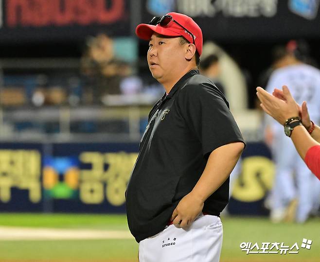 13일 오후 서울 송파구 잠실야구장에서 열린 '2025 신한 SOL Bank KBO리그' KIA 타이거즈와 LG 트윈스의 경기, KIA가 위즈덤과 최형우의 홈런에 힘입어 LG에 6:3으로 승리했다.  이날 경기에서 승리한 KIA 이범호 감독이 기뻐하고 있다. 잠실, 김한준 기자