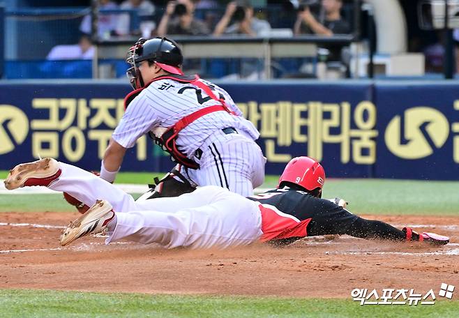 13일 오후 서울 송파구 잠실야구장에서 열린 '2025 신한 SOL Bank KBO리그' KIA 타이거즈와 LG 트윈스의 경기, 5회초 2사 1루 KIA 윤도현이 박찬호의 좌중간 안타때 홈으로 쇄도하고 있다. 잠실, 김한준 기자