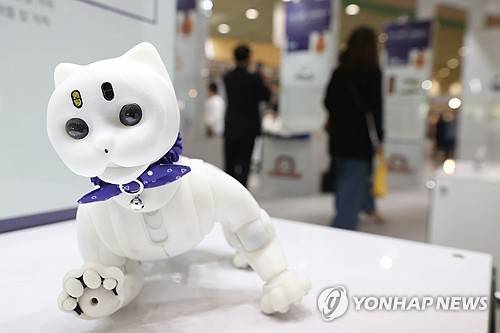 반려로봇     (서울=연합뉴스) 강민지 기자 = 1일 서울 강남구 코엑스에서 열린 '대한민국 지식재산대전'에 참관객들이 상표ㆍ디자인권전 기획관을 둘러보고 있다. 2023.11.1
    mjkang@yna.co.kr