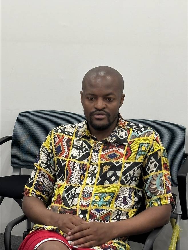 연합뉴스와 인터뷰하는 남아공 패션 브랜드 '마코사' 디자이너 라두마 응쏘콜로 [촬영 임경빈 인턴기자]