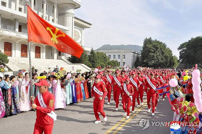 북한, 각 도서 '충성의 편지' 채택 군중대회 (평양 조선중앙통신=연합뉴스) 북한은 노동당 창건 80주년을 맞아 각 도에서 김정은 국무위원장에게 올리는 '충성의 편지'를 채택하는 군중대회를 열었다고 조선중앙통신이 11일 보도했다. 채택된 편지는 이어달리기 대열에 전달돼 각지 주민들의 환송 속에 평양을 향해 출발했다. 2025.9.11 
    [국내에서만 사용가능. 재배포 금지. For Use Only in the Republic of Korea. No Redistribution] nkphoto@yna.co.kr