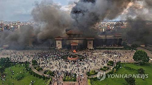 네팔 카트만두 시위로 불에 탄 의회 건물 [AP 연합뉴스. 재판매 및 DB 금지]